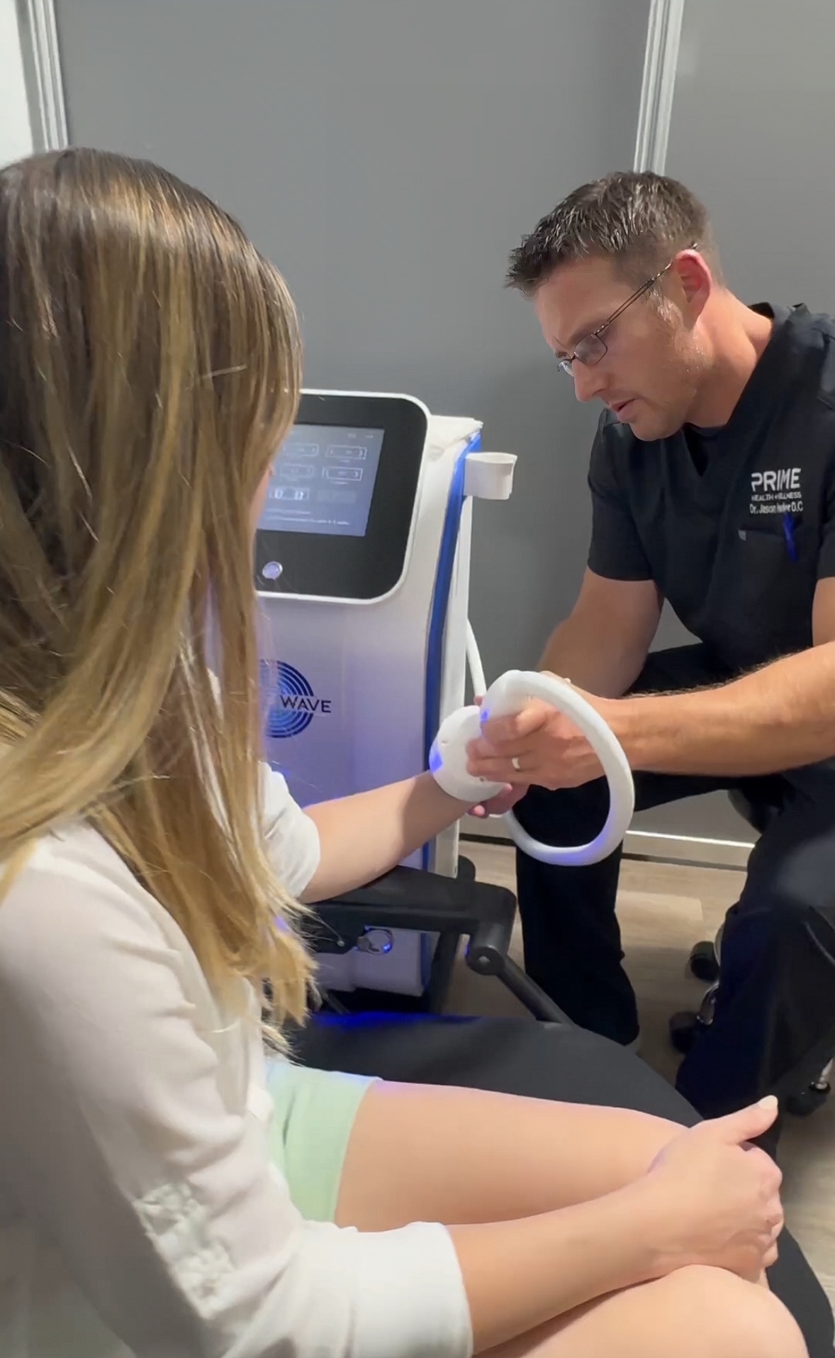 Dr. Jason Fowler performing StemWave therapy treatment in Carol Stream IL